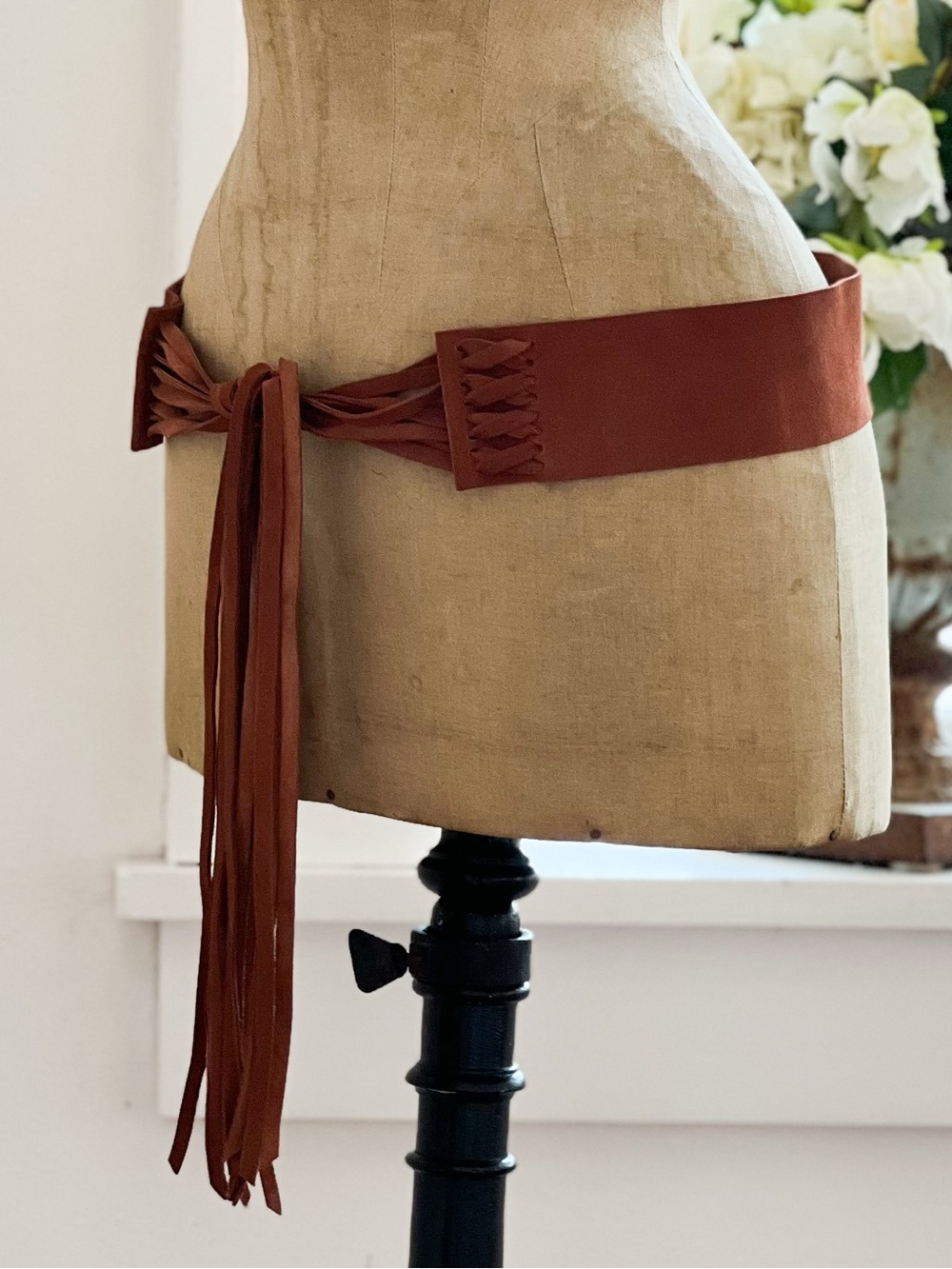 Elegantly Waisted Brown Fringed Suede Hip Belt - Picture 4 of 10
